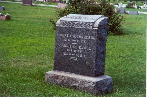 Gravestone of Squire F. and Carrie E. (Devoll) Richardson