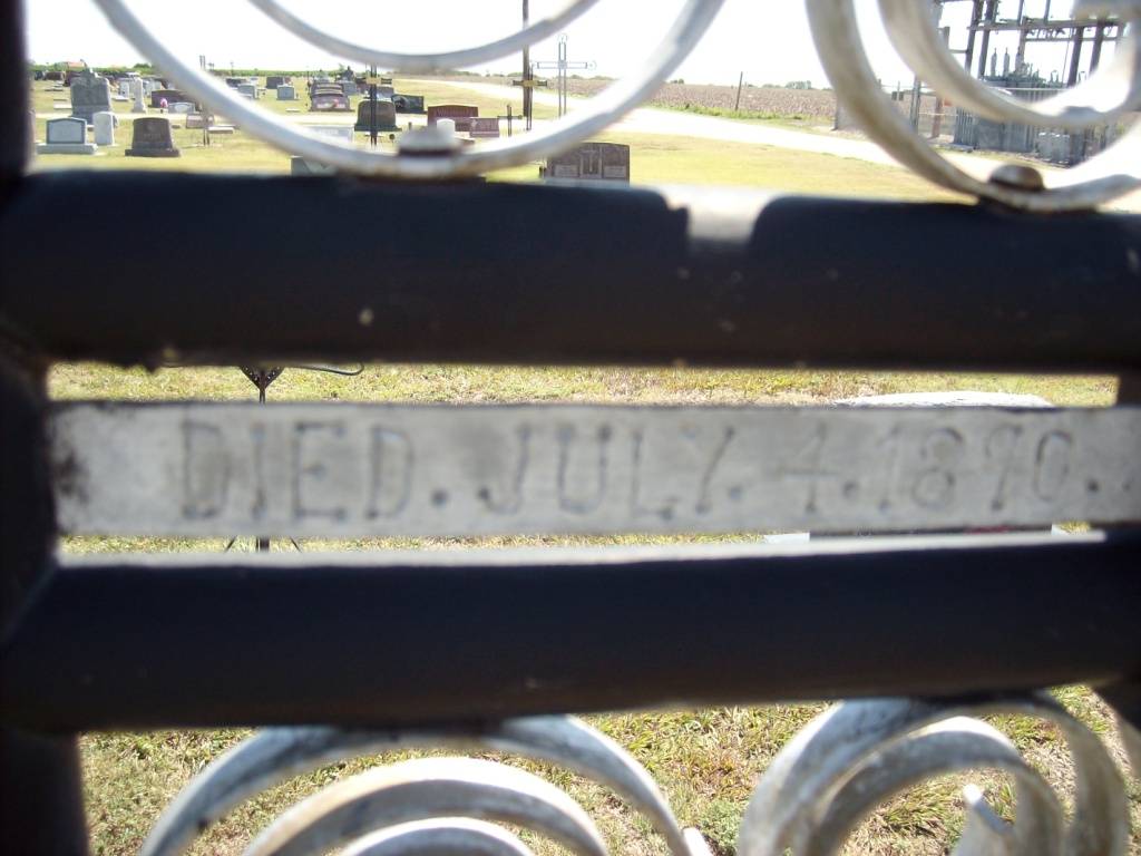 Closeup of right side of cross on grave marker of John Windholz
